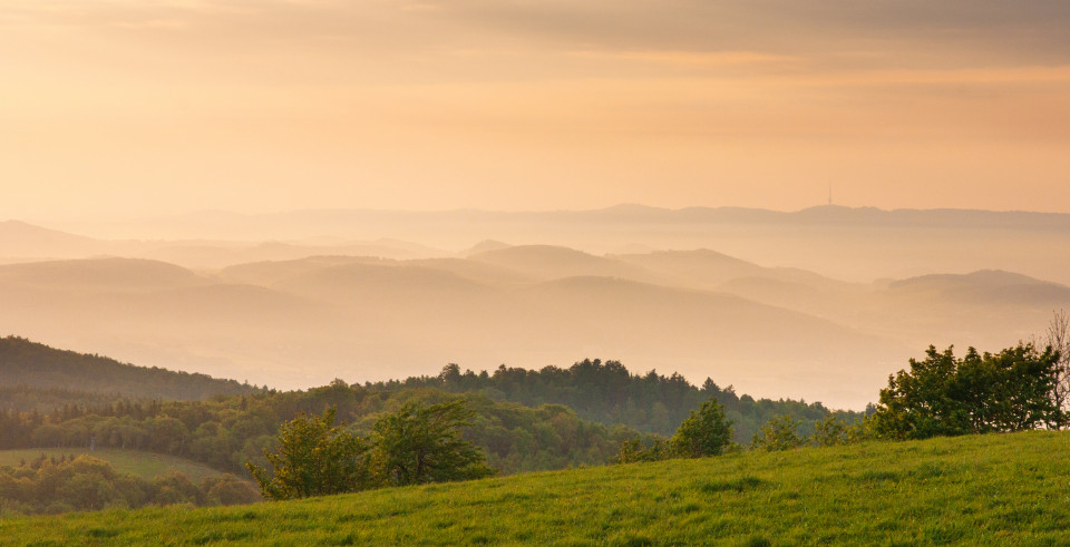 Blick vom Mückenberg (Komáří hůrka) auf das Böhmische Mittelgebirge