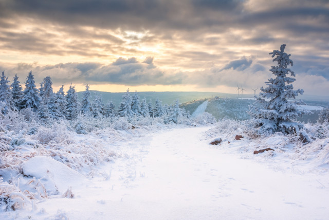 Winterlandschaft am Pramenáč, Blick zum Bouřňák