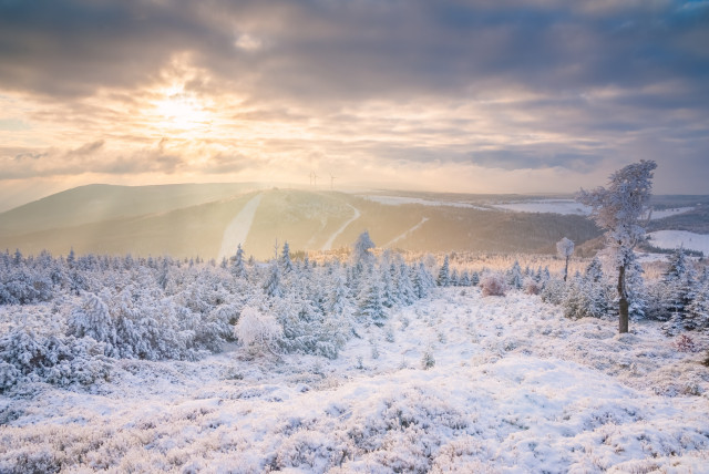 Winterlandschaft am Pramenáč, Blick zum Bouřňák