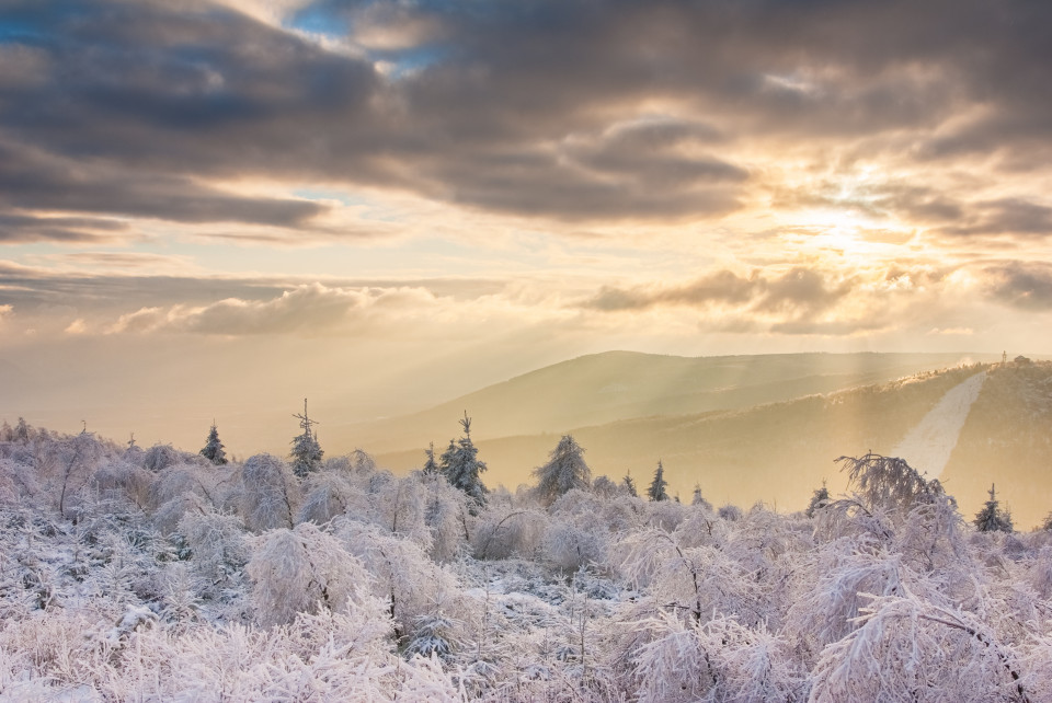 Winterlandschaft am Pramenáč, Blick zum Bouřňák