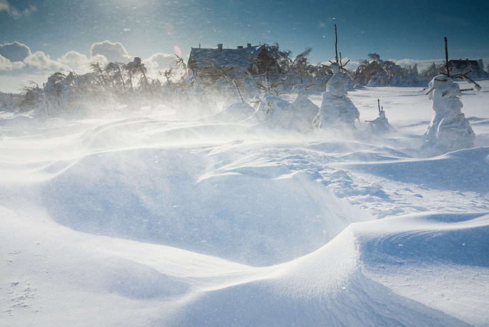 Winter in Cínovec, zugewehte Straße