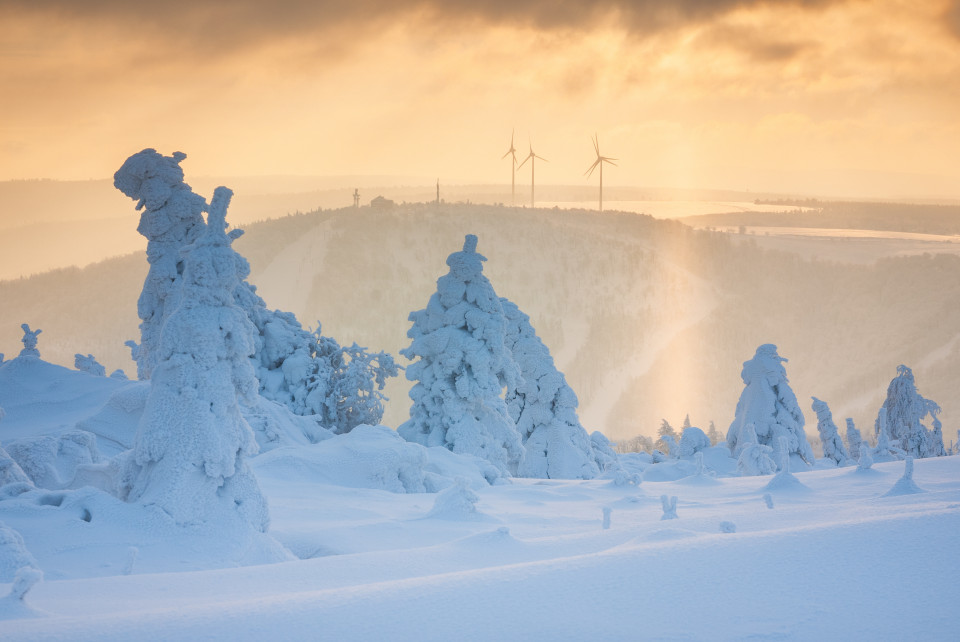 Winterlandschaft mit unterer Lichtsäule am Pramenáč