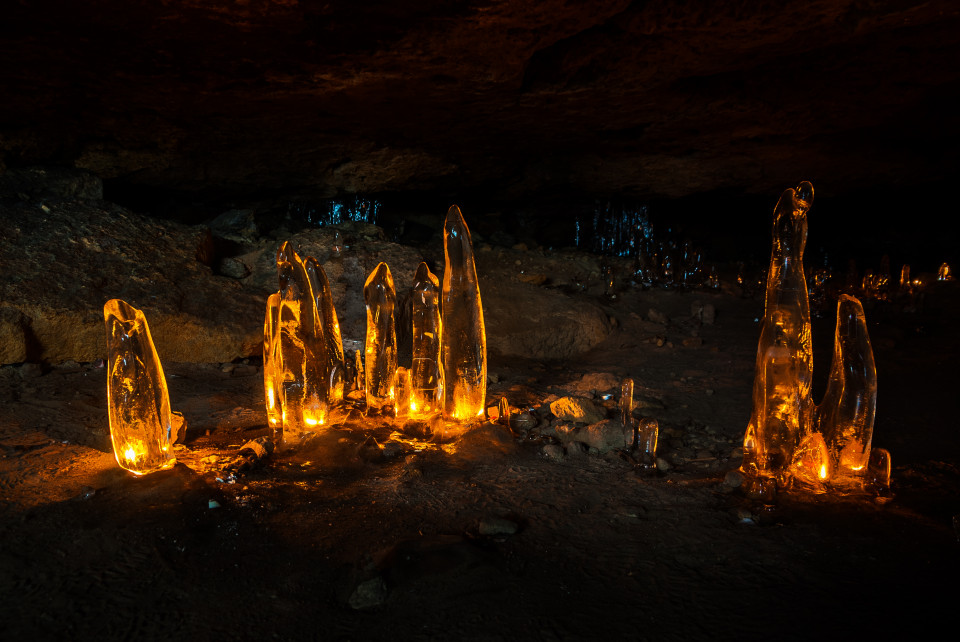 Eisformationen in der Feenhöhle (Jeskyně víl)