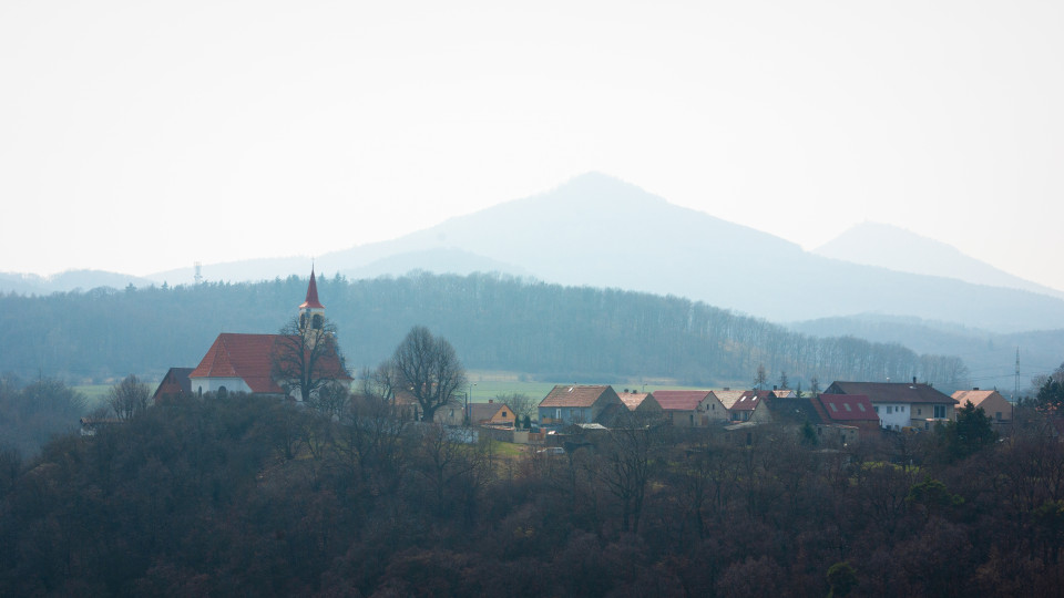 Dubice mit Milešovka im Hintergrund