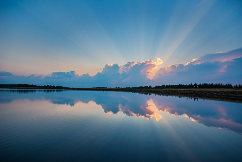 Abendstimmung mit Dämmerungsstrahlen