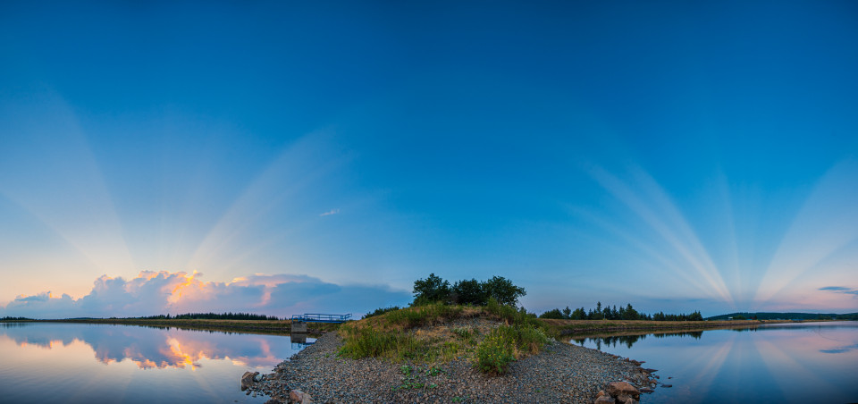 Panorama mit Dämmerungs- und Gegendämmerungsstrahlen