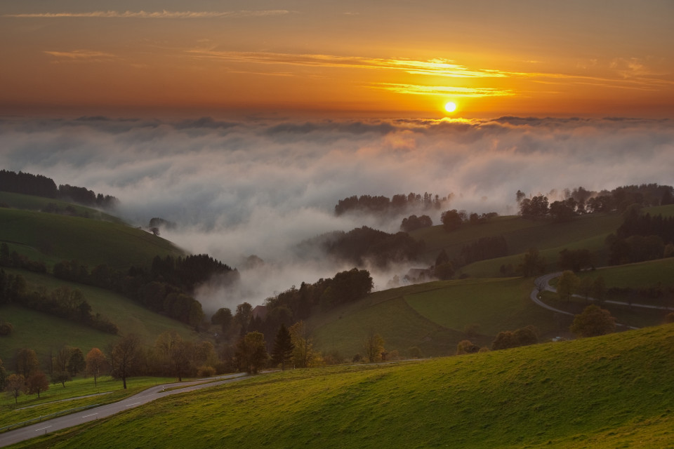 Abendstimmung über Hochnebel bei St. Märgen