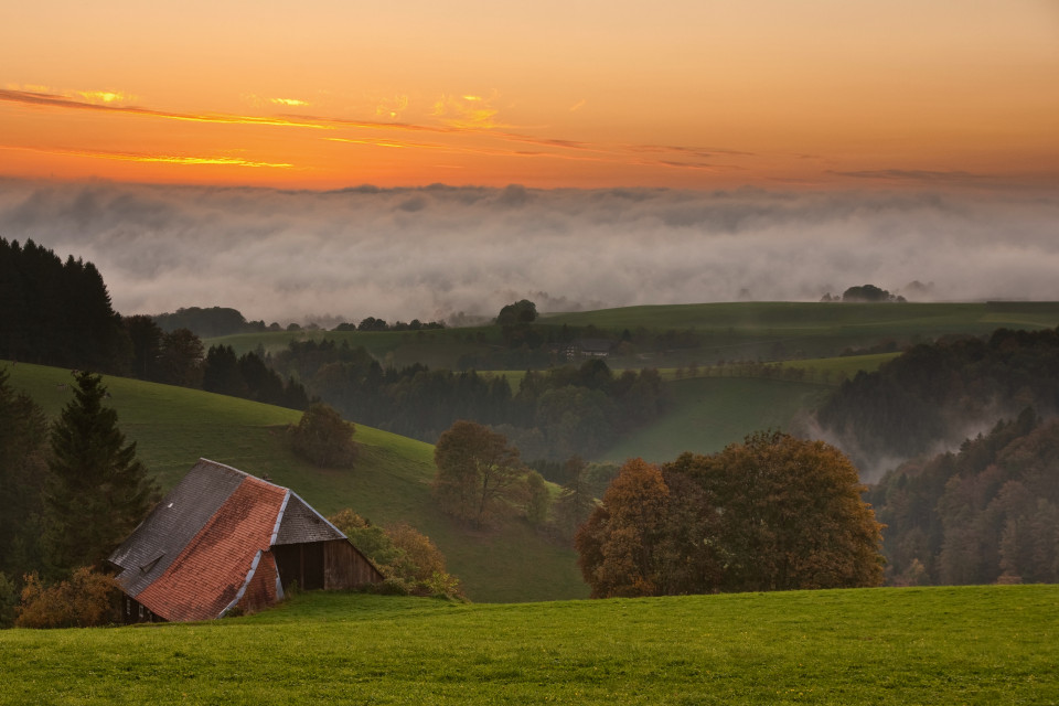 Abendstimmung über Hochnebel bei St. Märgen