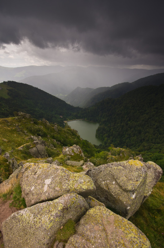 Blick über den Lac du Schiessrothried mit aufziehendem Regenschauer