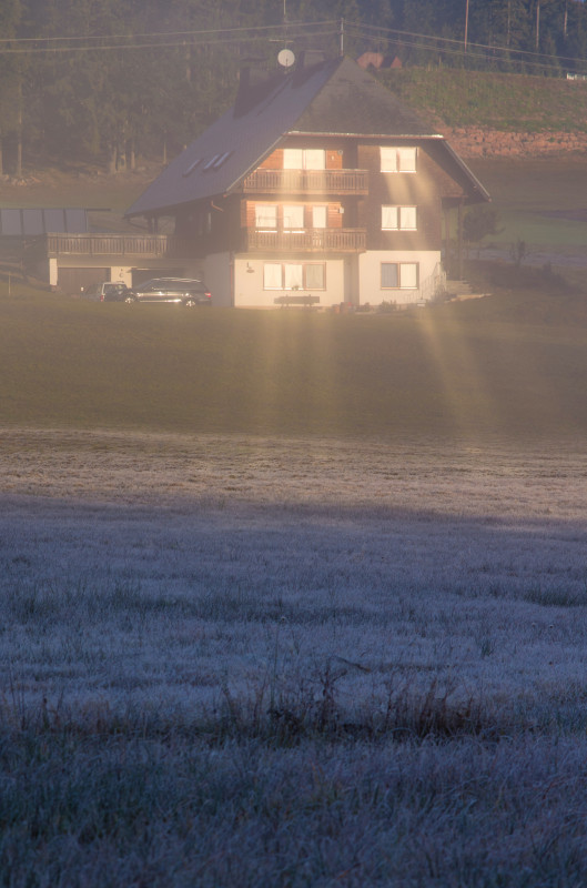 Von Fensterscheiben reflektierte Sonnenstrahlen, Kleineisenbach