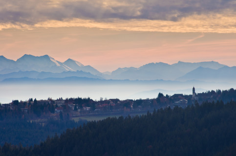 Blick vom Wagnerberg bei Schluchsee über Höchenschwand auf die Alpen