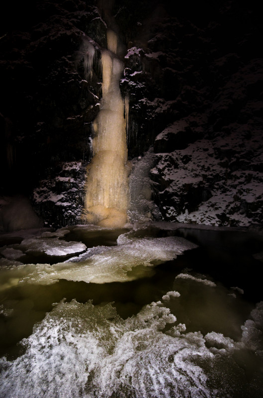 Gefrorener Wasserfall in der Ravennaschlucht bei Nacht