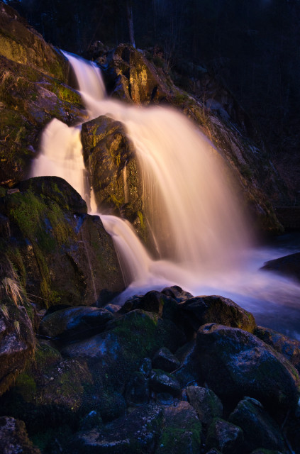 Triberger Wasserfälle in der Abenddämmerung mit Beleuchtung
