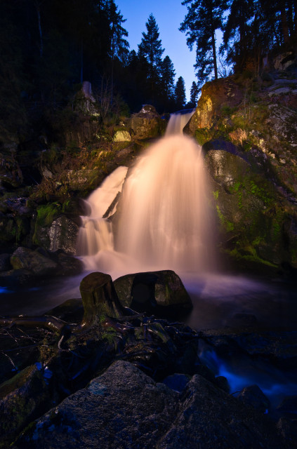 Triberger Wasserfälle in der Abenddämmerung mit Beleuchtung