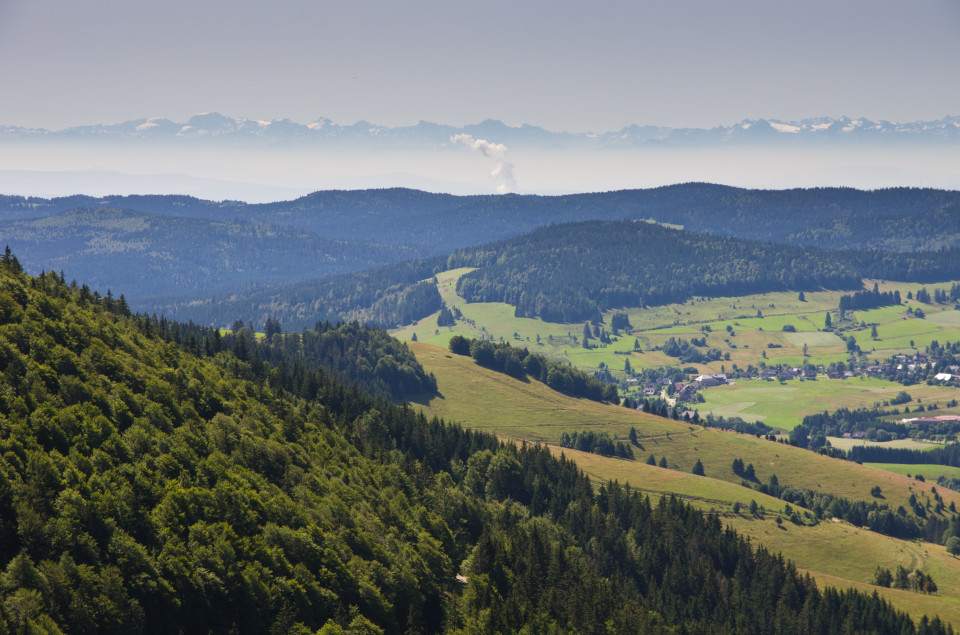 Blick über Bernau zu den Alpen