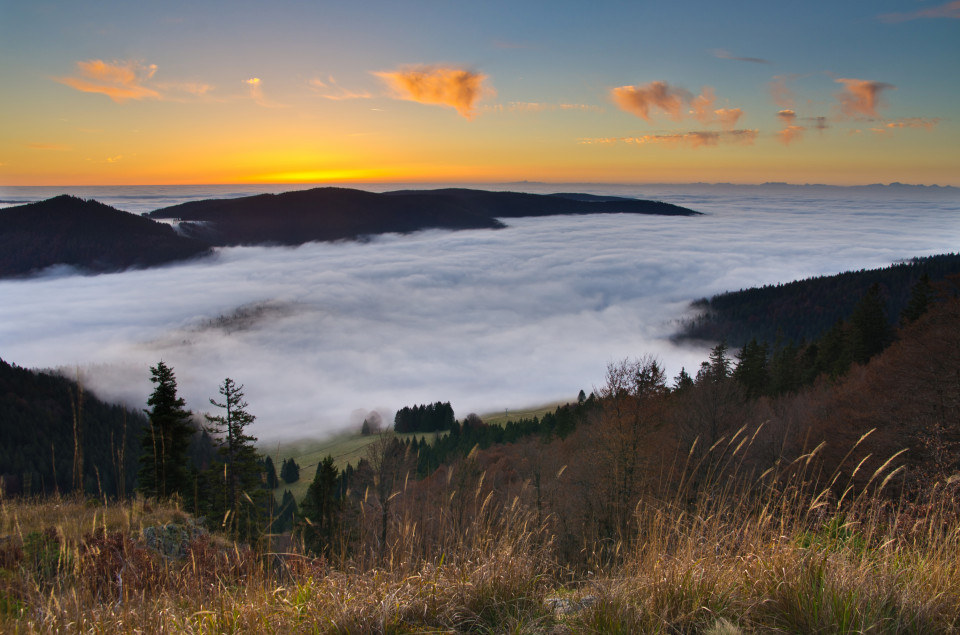 Sonnenaufgang über Nebelmeer auf dem Spießhorn