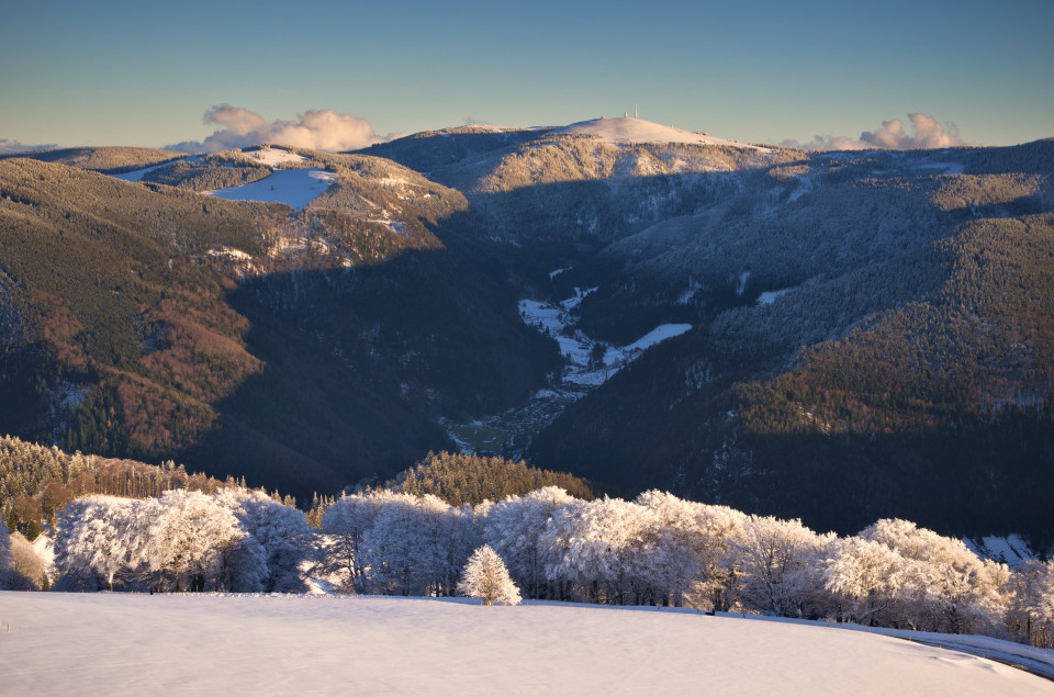 Blick vom Schauinsland über St. Wilhelm zum Feldberg