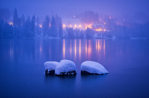 Abenddämmerung und Schneefall am Titisee