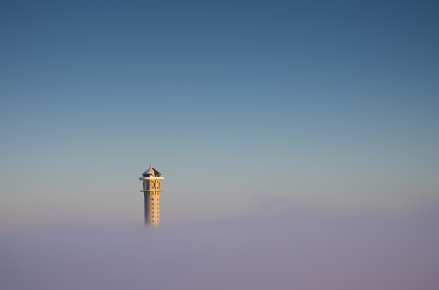 Feldbergturm über dem Nebel