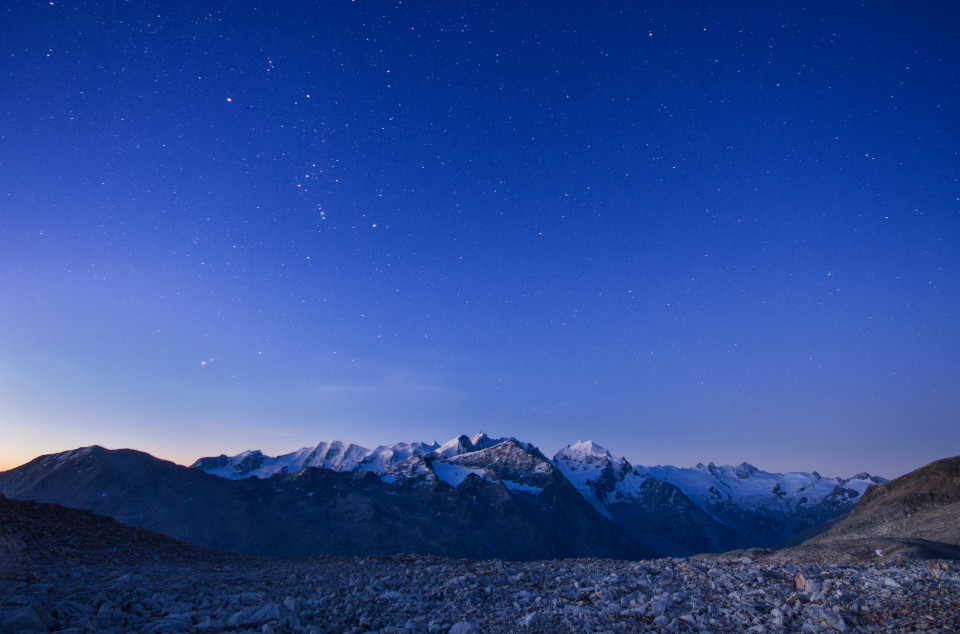 Piz Mezdi, Blick zur Berninagruppe bei Nacht