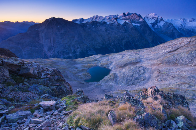 Blick vom Piz Mezdi über Lej dal Rosatsch und Val Roseg zur Berninagruppe