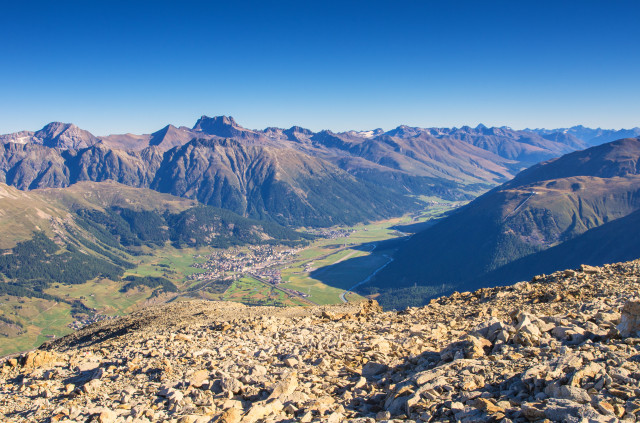 Blick vom Piz Mezdi über Samedan