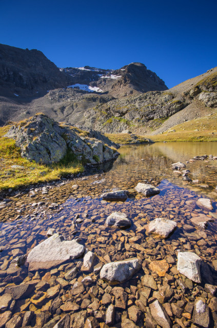 Kleiner See unter dem Piz da l'Ova Cotschna, im Hintergrund Piz San Gian