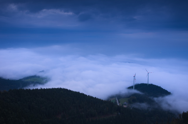 Abenddämmerung mit Nebel auf dem Schauinsland