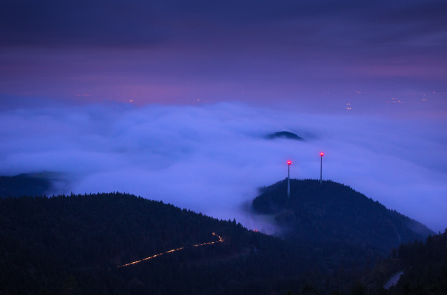 Abenddämmerung mit Nebel auf dem Schauinsland