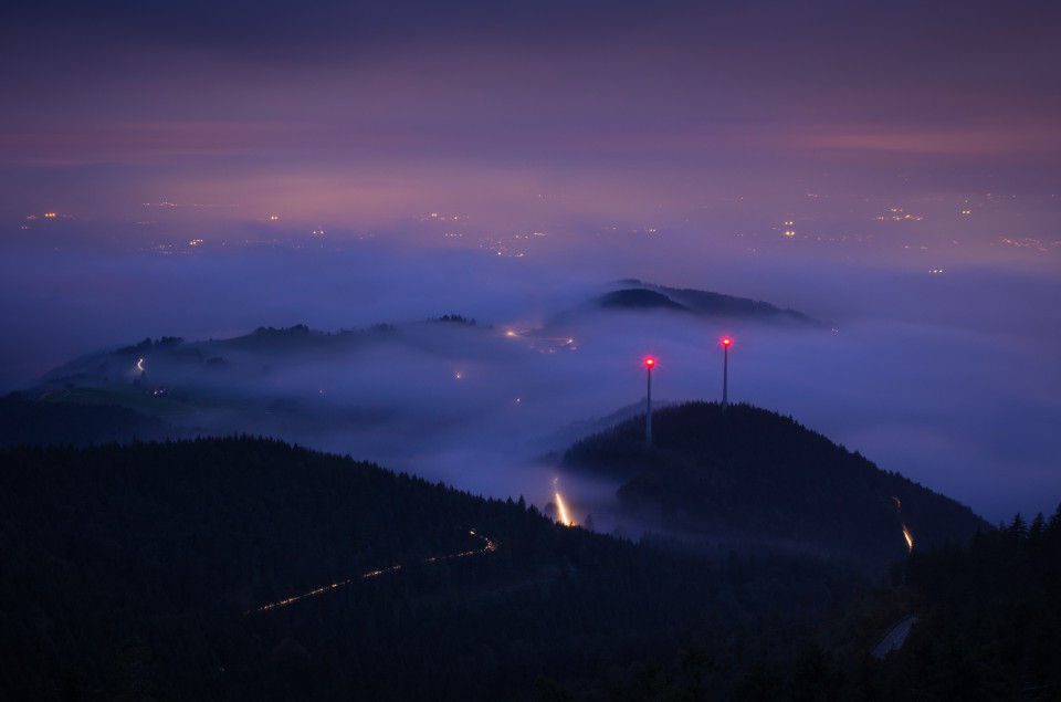 Abenddämmerung mit Nebel auf dem Schauinsland