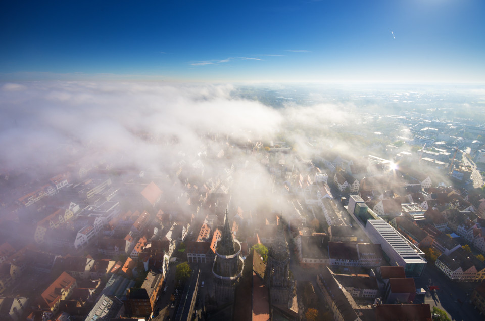 Ulm im Nebel vom Turm des Münsters aus gesehen