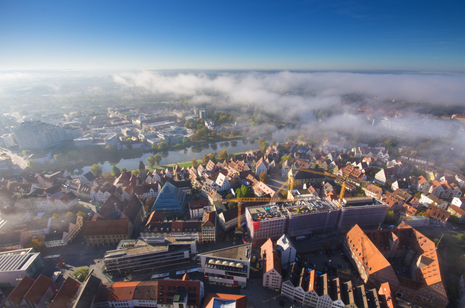 Ulm im Nebel vom Turm des Münsters aus gesehen