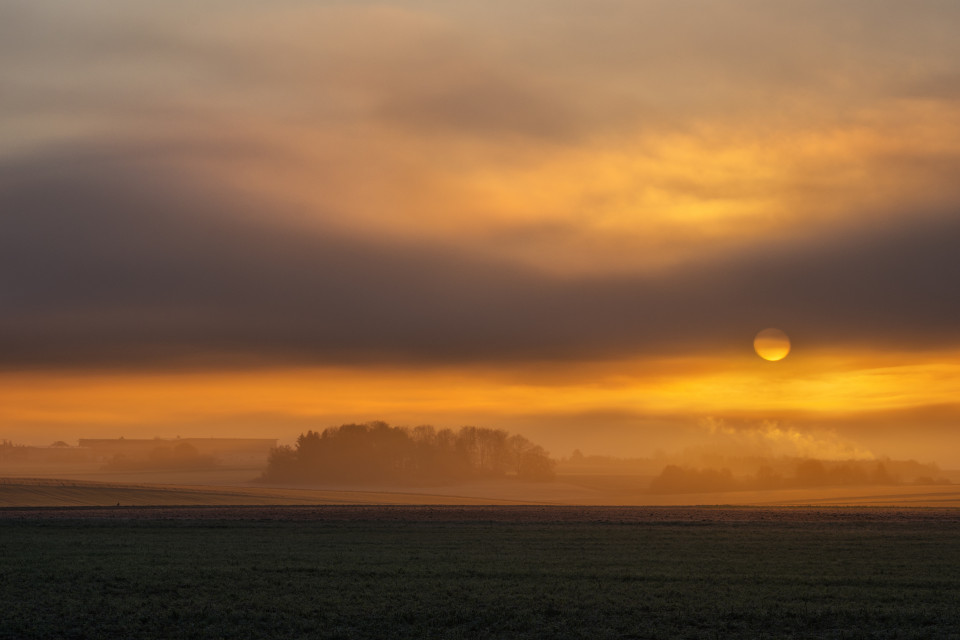 Sonnenaufgang hinter der Nebeldecke