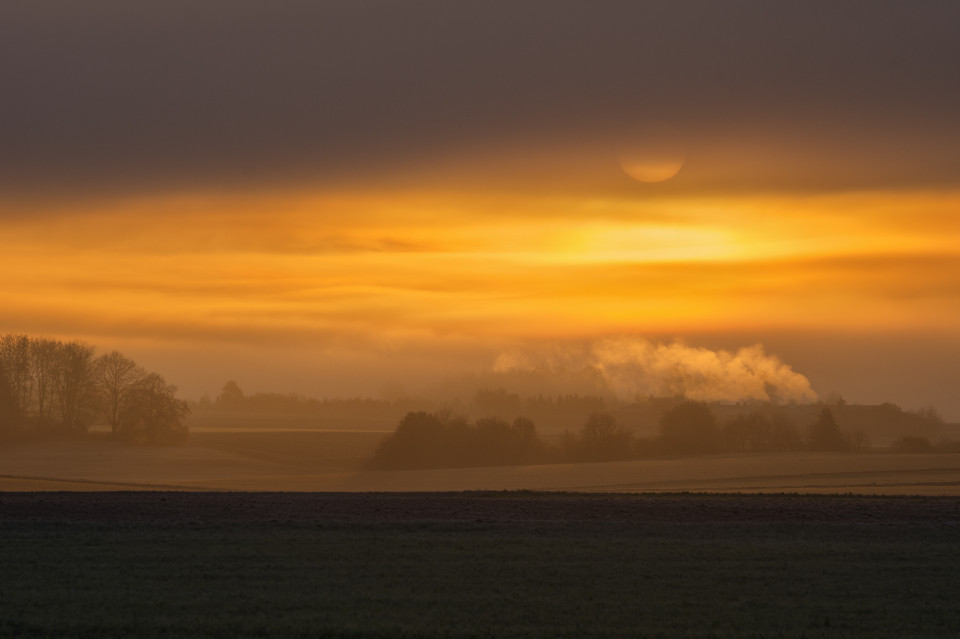 Sonnenaufgang hinter der Nebeldecke
