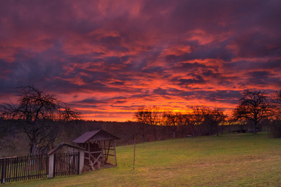 Intensives Abendrot über kahler Landschaft