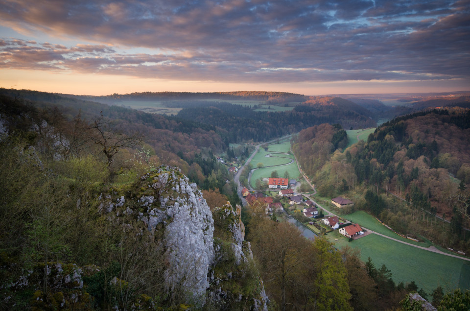 Blick von der Burgruine Hohengundelfingen ins Lautertal