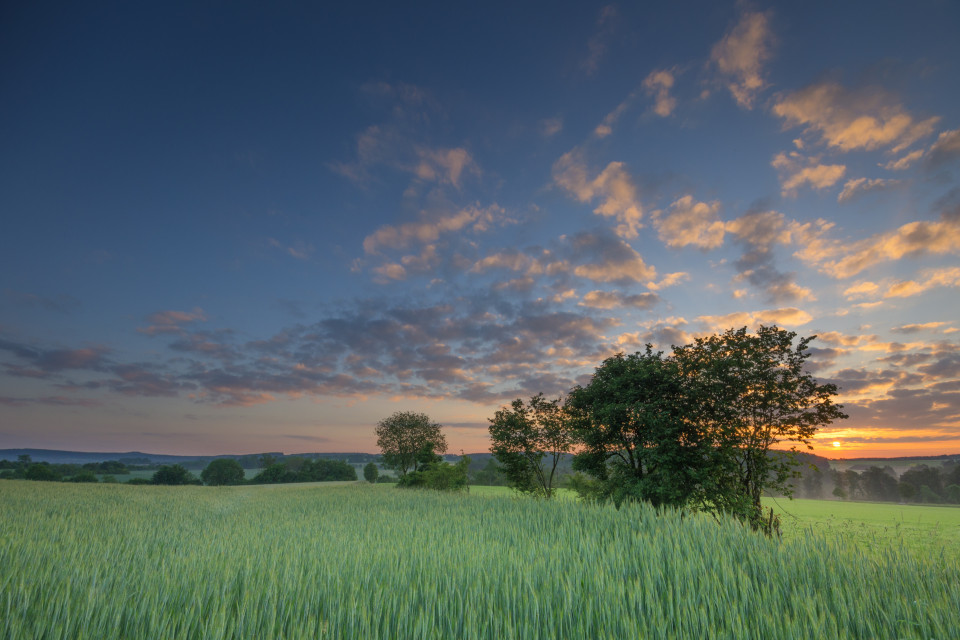 Sonnenaufgang auf der Hochebene über dem Großen Lautertal