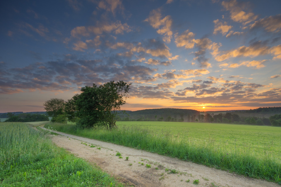 Sonnenaufgang auf der Hochebene über dem Großen Lautertal