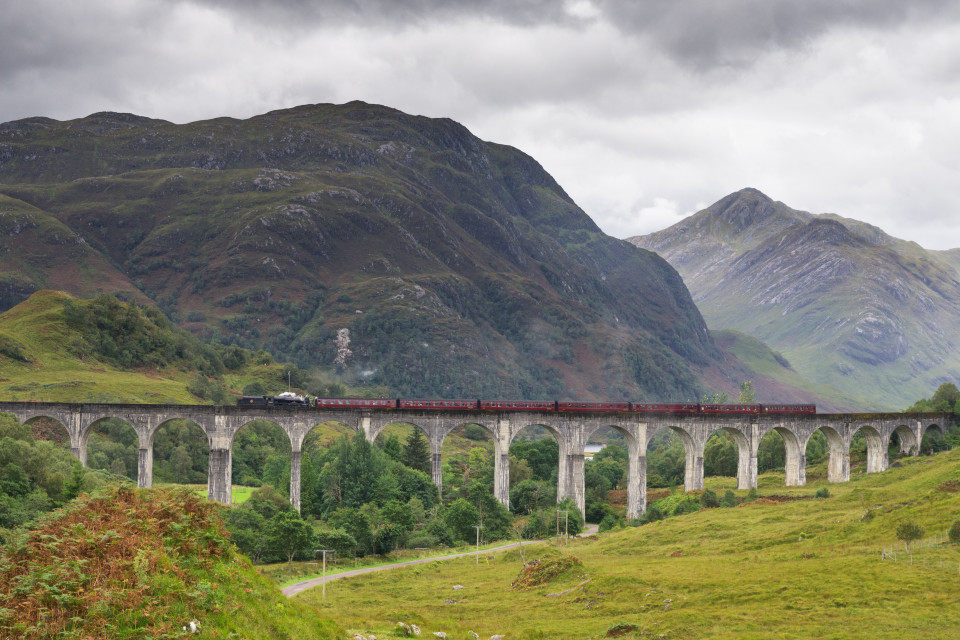 Viadukt Glenfinnan mit Museumszug "Jacobite"