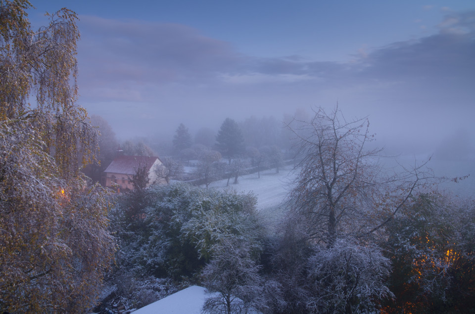 Abenddämmerung, Nebel und erster Schnee