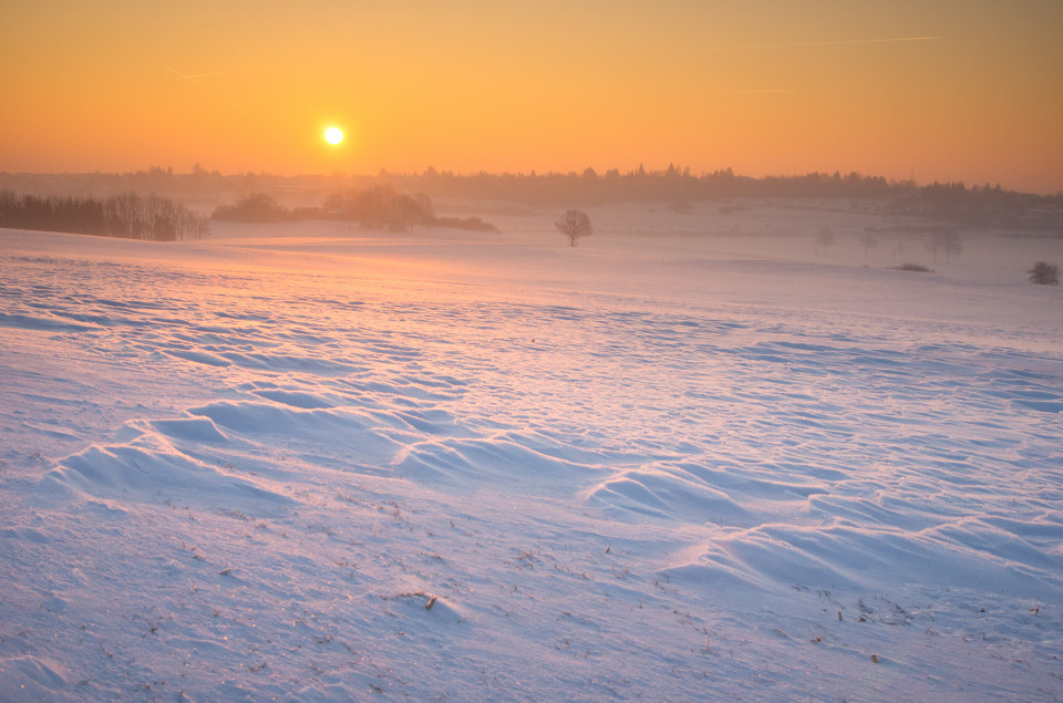 Winterlicher Sonnenaufgang bei Heroldstatt