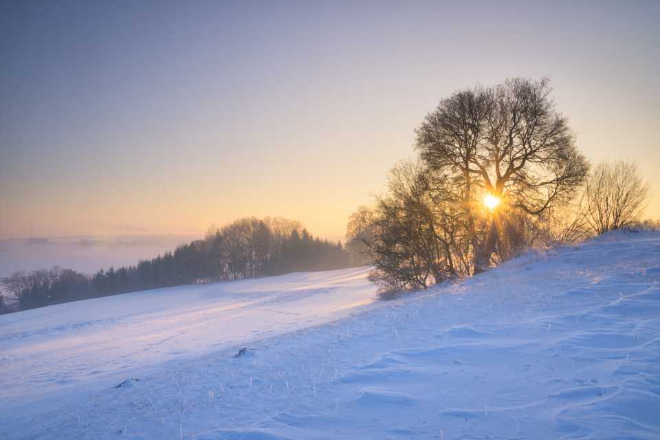 Winterlicher Sonnenaufgang bei Heroldstatt