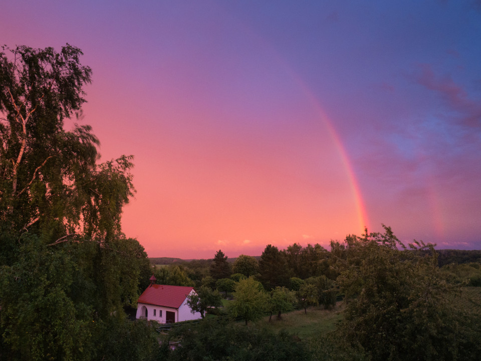 Intensives Abendrot mit Regenbogen