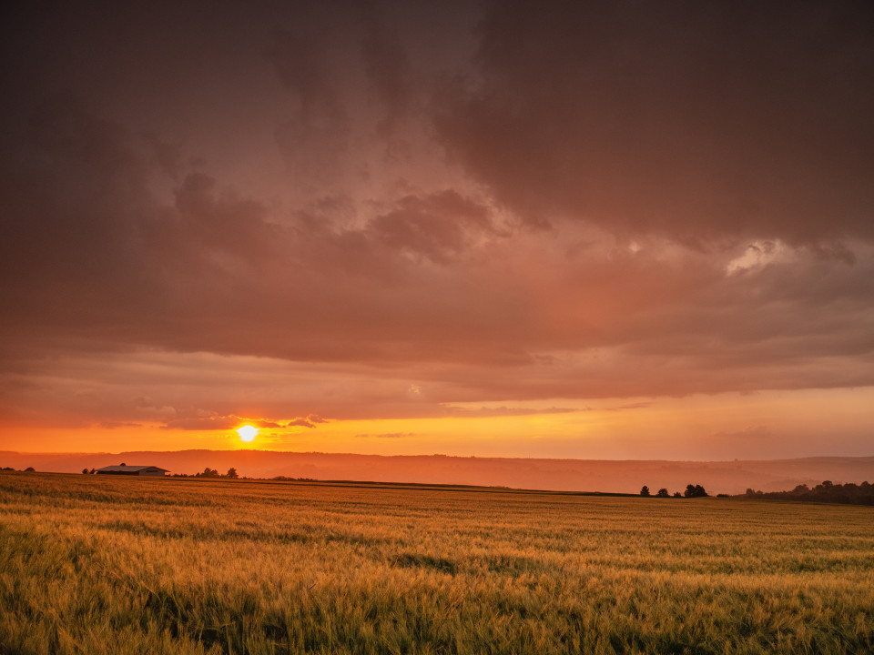 Sonnenuntergang am Rand eines Gewitters