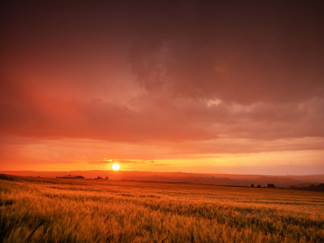 Sonnenuntergang am Rand eines Gewitters