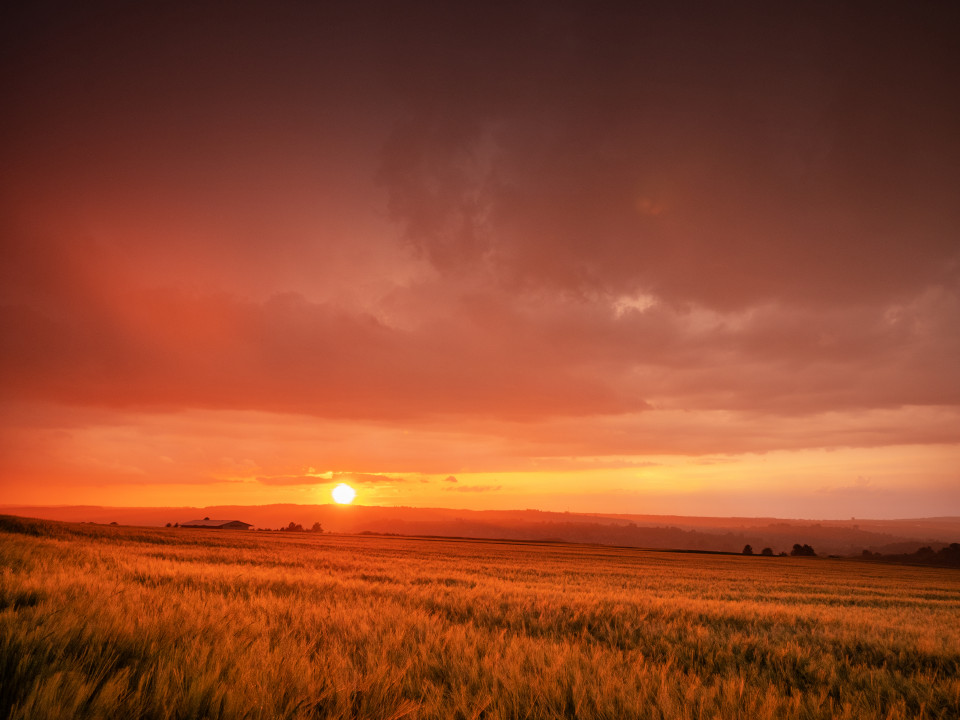 Sonnenuntergang am Rand eines Gewitters