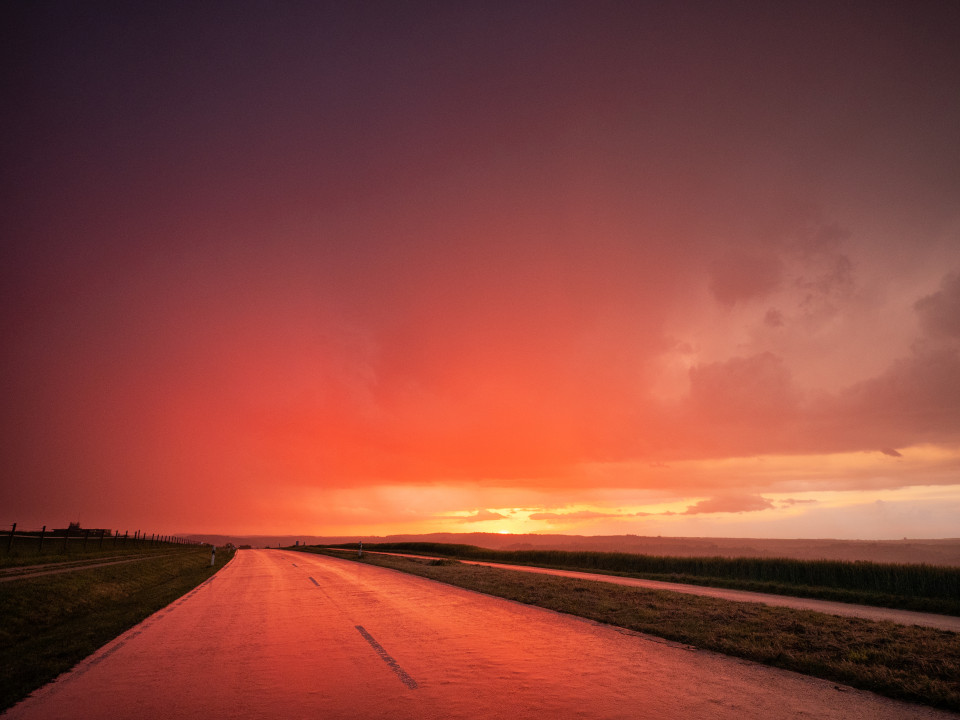 Sonnenuntergang am Rand eines Gewitters