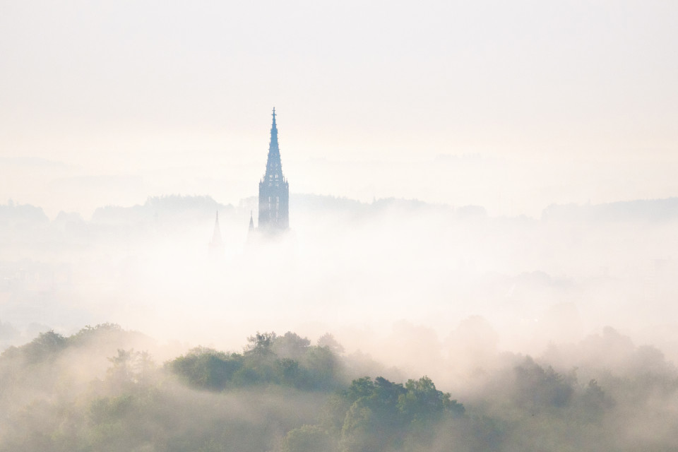 Ulmer Münster im Nebel von Wippingen aus gesehen