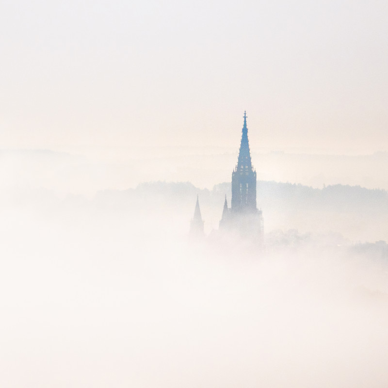 Ulmer Münster im Nebel von Wippingen aus gesehen
