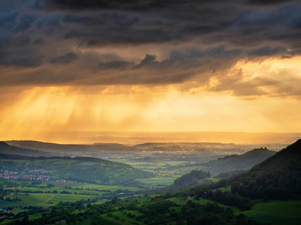 Abendstimmung mit Gewitter am Albtrauf